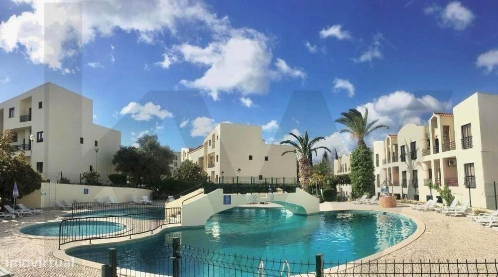 Apartamento T1+1 remodelado, com piscina e jardim em Alvor.