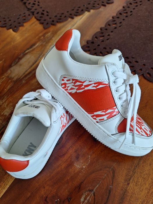 Buty dla chłopca DKNY czerwono białe 35