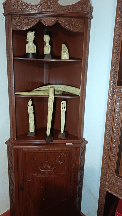 Móvel oriental de canto