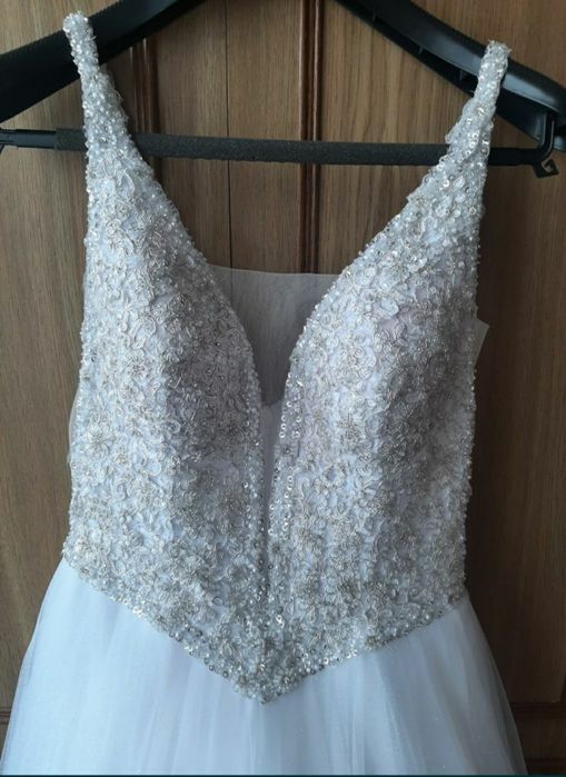 Sukienka ślubna śnieżnobiałą