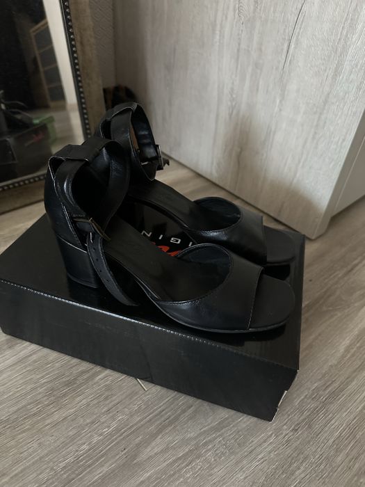 Шкіряні босоніжки 36 р