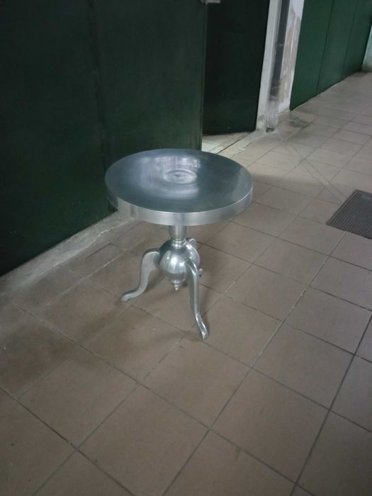 Mesa decorativa em aluminio