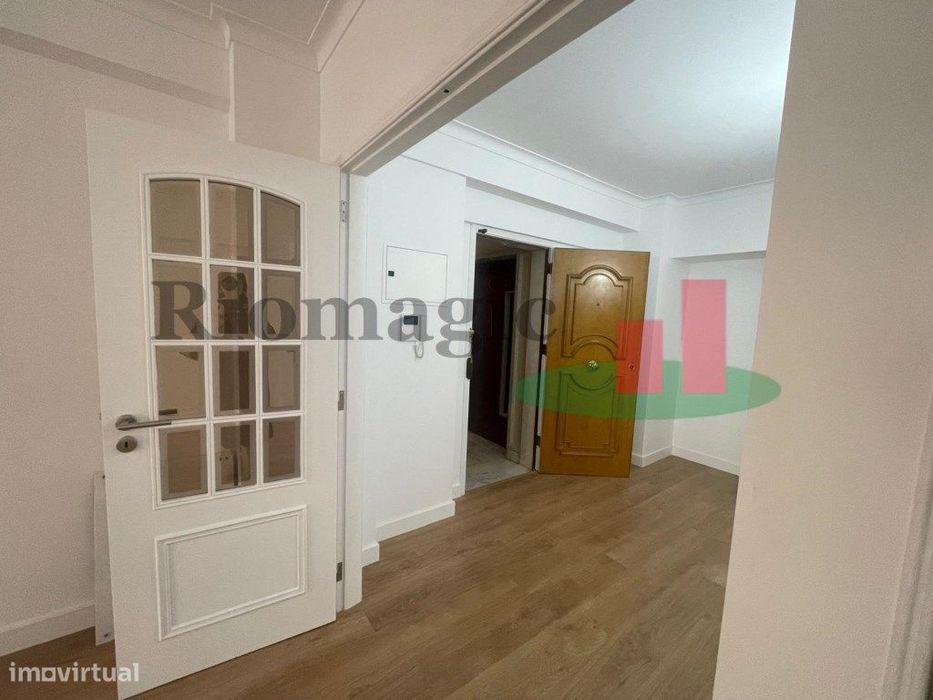 Metro Laranjeiras - Est. Luz - Lisboa - Apartamento T3 com Varandas...