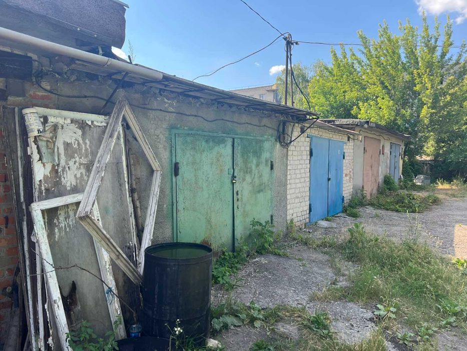 Гараж, м., Златопіль ( Первомайський ) вул. Центральна ( кол., Комарова)