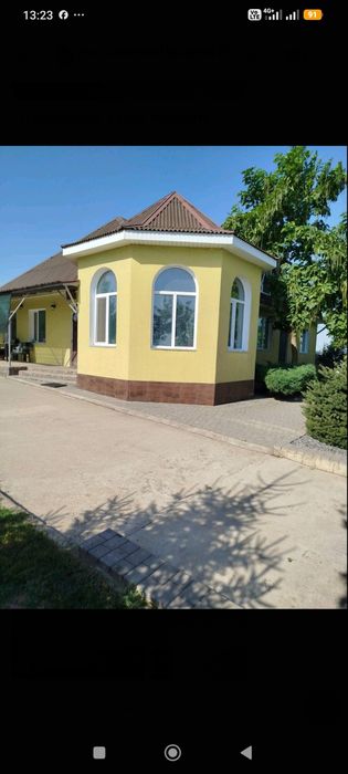 Будинок, господарчі приміщення, город