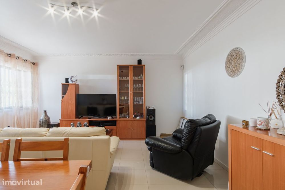 Apartamento T1 Remodelado em Massamá | Zona Central e com Elevador
