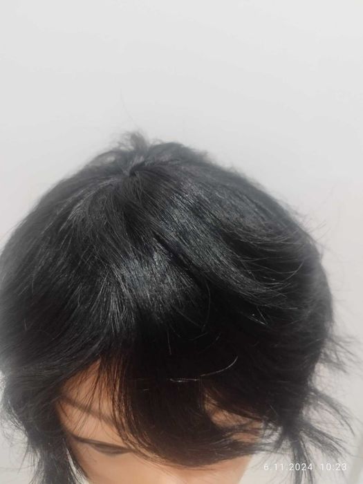 Peruka. Włosy czarne, krótkie cieniowane. + czepek