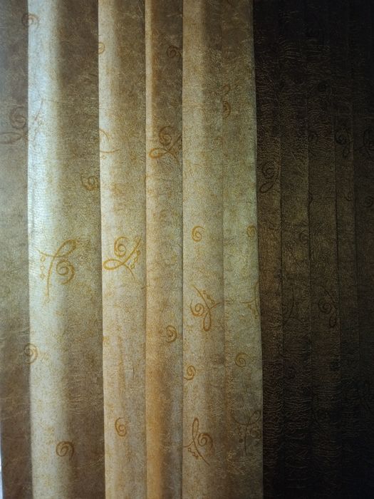 Большая штора плотная двухцветная.