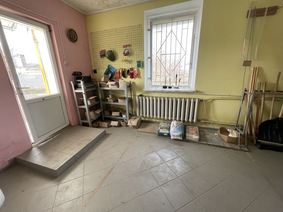 Продаж  приміщень з приватизованою землею в Городку