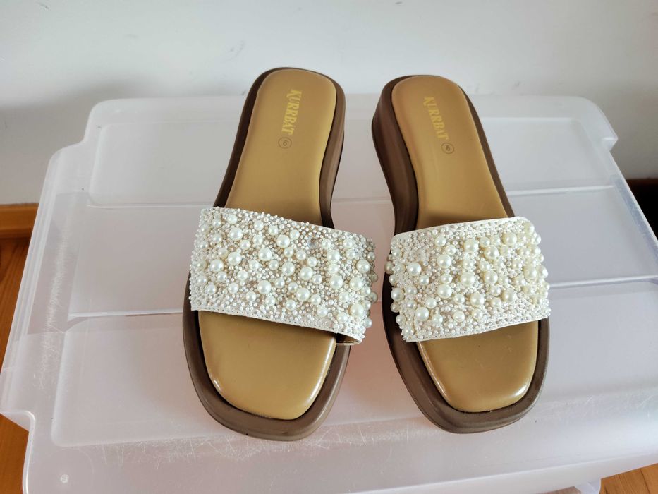 Eleganckie klapki z perłami – Styl i Komfort 39