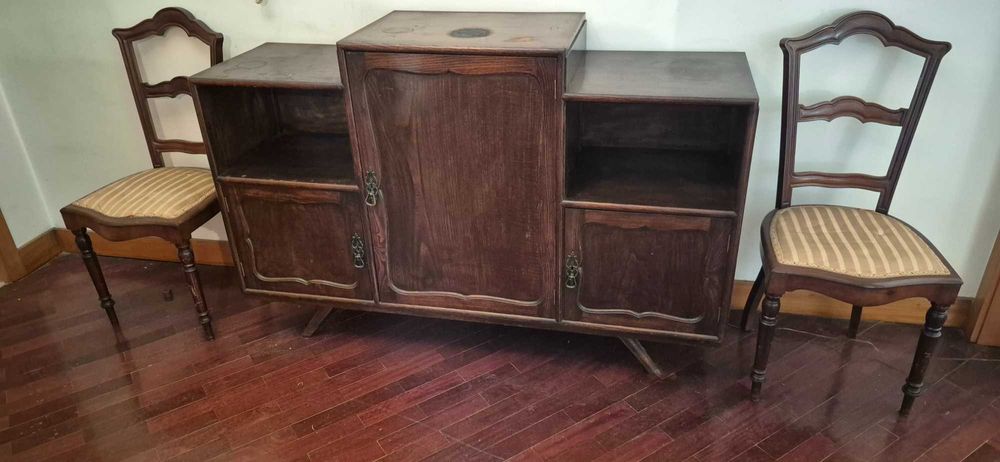 Móvel e duas cadeira antigos para hall de entrada