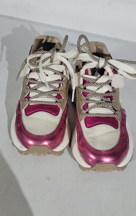 Sapatilhas n°38,  aconselho  a 37