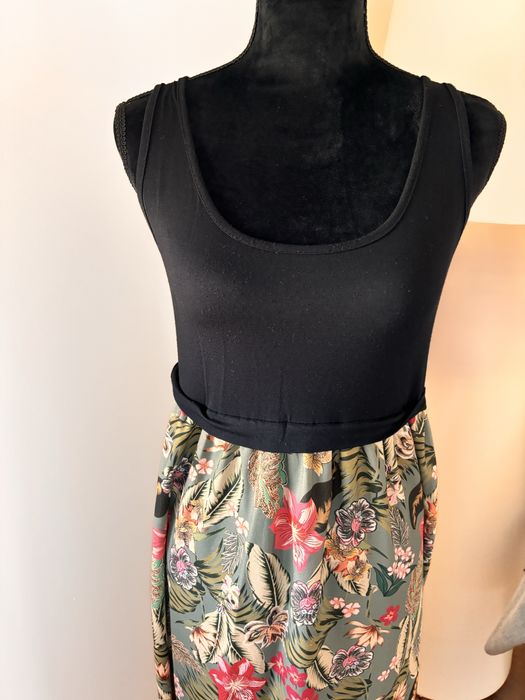 Vestido comprido em preto e estampado em tons de verde