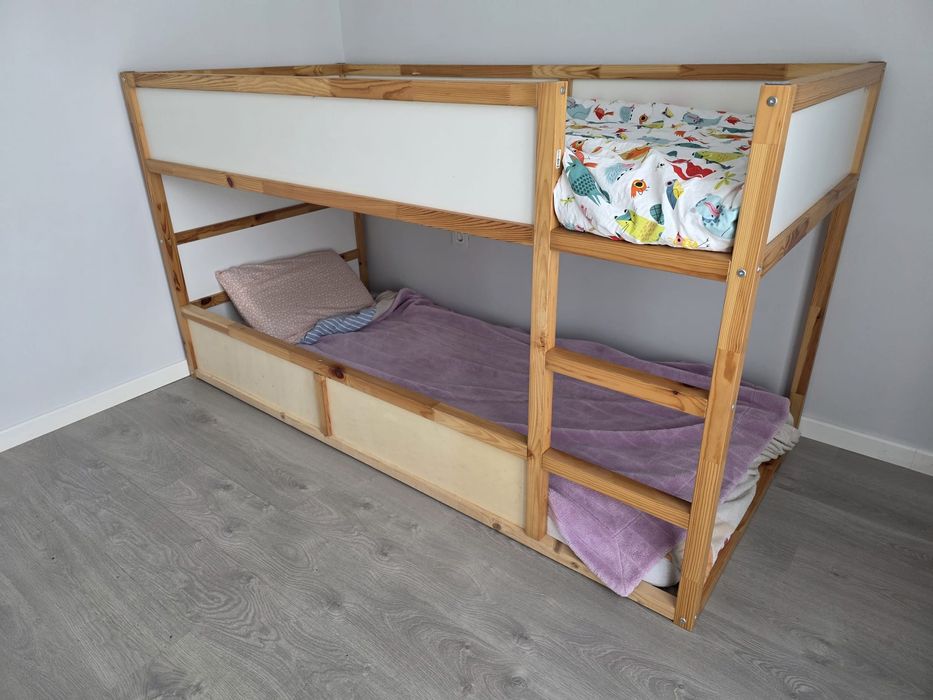 Cama beliche com 2 colchões e roupa cama de menino
