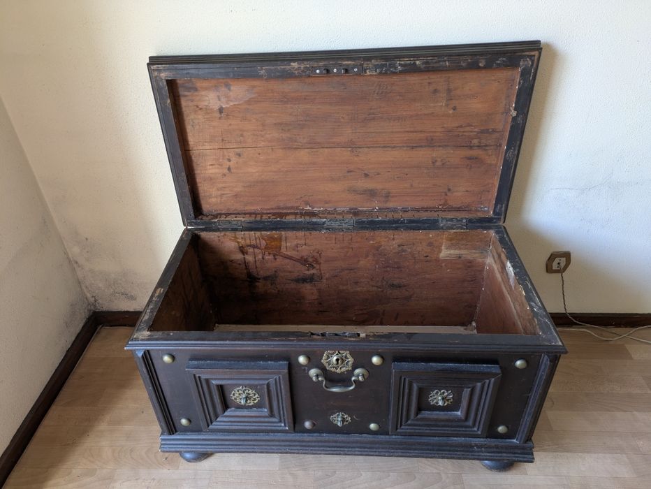 Baú de madeira maciça