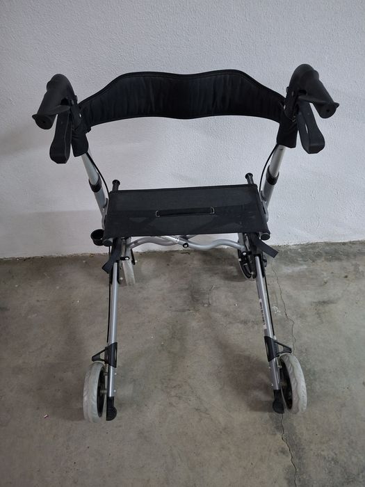 Andarilho com rodas e assento