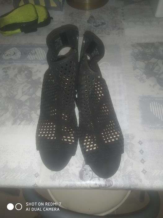 Sandália preta com salto