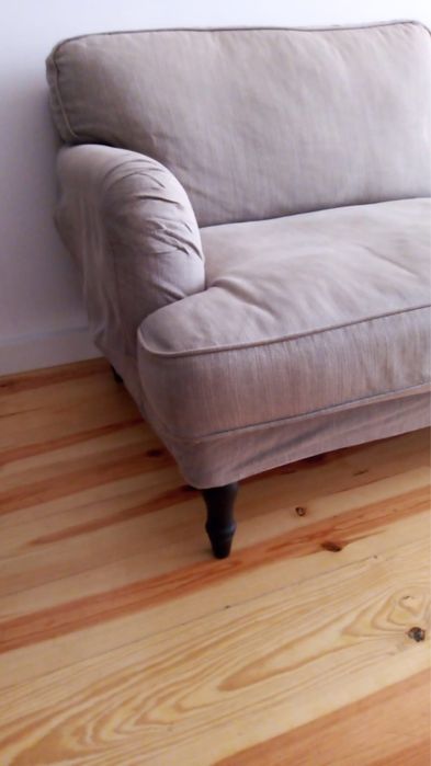 Sofá cinza, de estilo clássico e de 3 lugares. Está excelente estado.