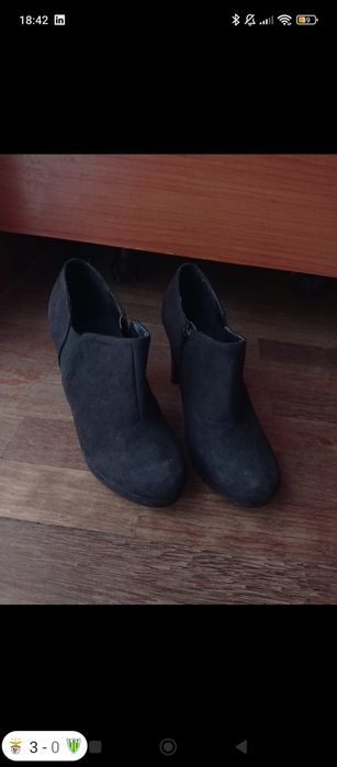Botins de senhora n. 39 novos de camurça