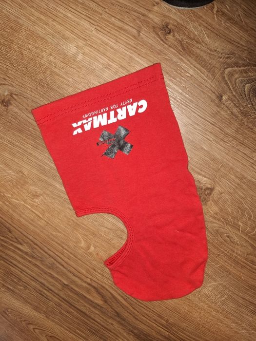 Czerwona kominiarka od gokarta była prawie nieużywana.