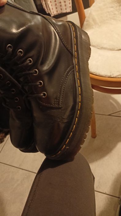 Martensy, czarne, na platformie, z przeszyciami