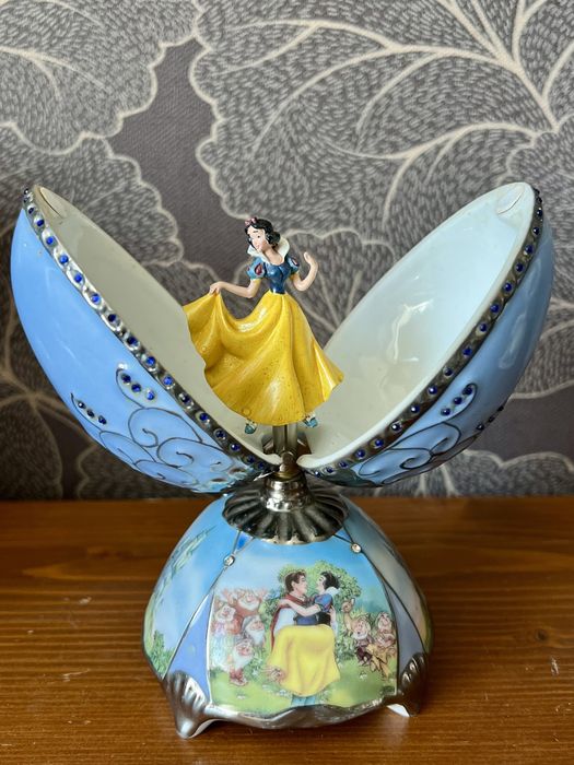 Музыкальная шкатулка . Музыкальная статуэтка.