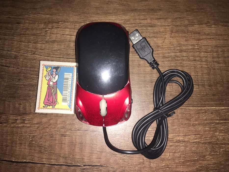 Компютʼерна мишка у формі автомобіля