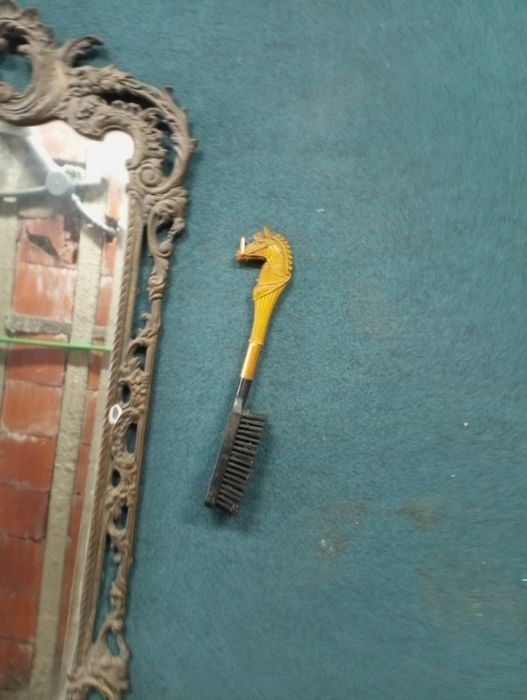 Conjunto de espelho com moldura metálica e escova e calçadeira