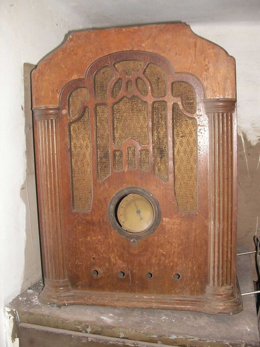 radio e frequencimetro antigos a valvulas. Vários