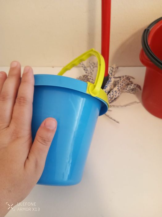 Brinquedos: 2 baldes faz de conta c 1 esfregona