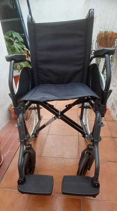 Cadeira de rodas (usada 6 dias) e almofada