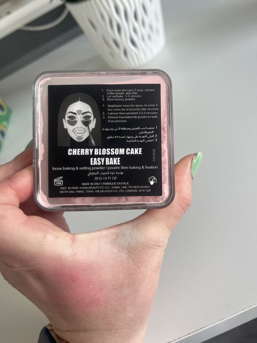 Huda beauty puder - cherry blossom cake
