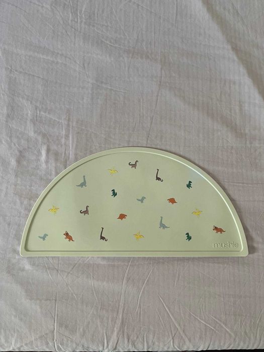 Individual de silicone Mushie meia-lua para criança, dinossauros, 47 c