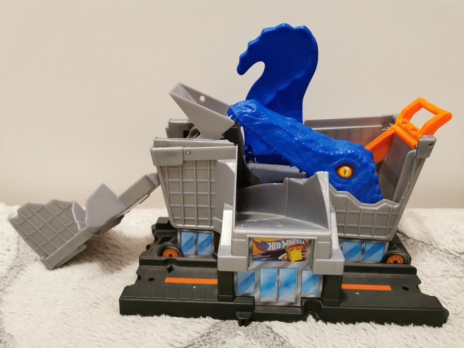 Tor Hot Wheels atak T-Rexa