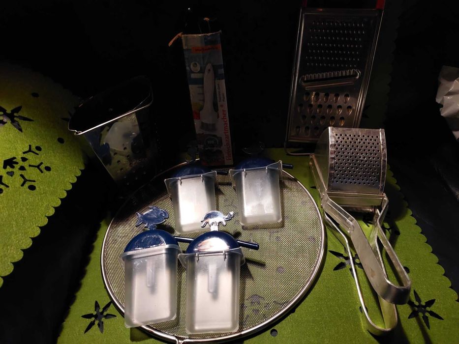 Zestaw  przyborów kuchnia- sitko, praska , kubek łyżki Alessi