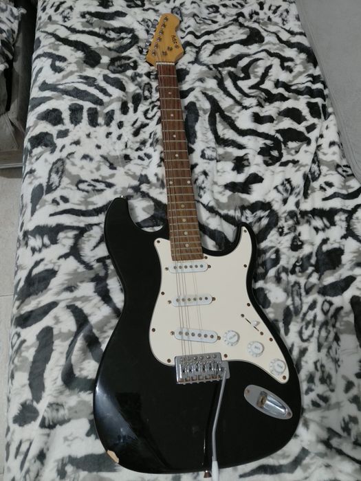 Guitarra elétrica tem falta de 3 cordas