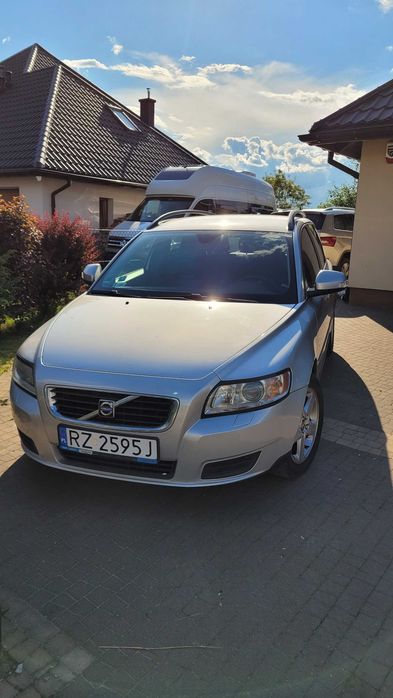 Volvo v50 1.8 benzyna - pierwsza rejestracja 2010 - rok produkcji 2009.