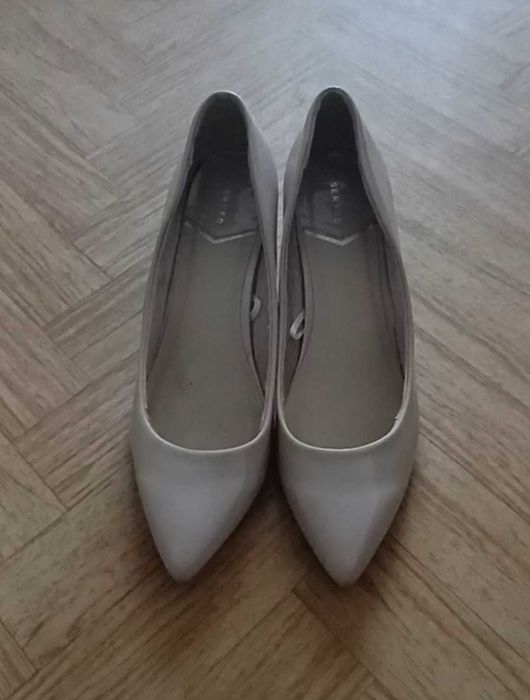 Buty damskie na obcasie Reserved