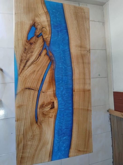 Mesa em madeira com resina