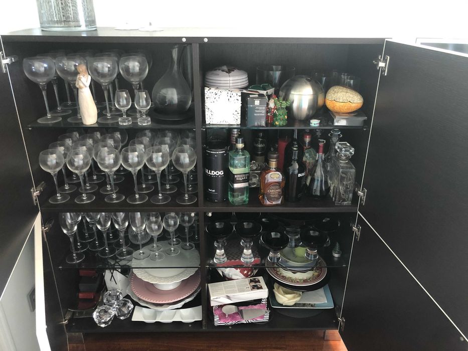 Aparador alto Kronos com vidro Millerighe e pés em inox