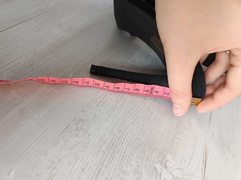 Czarne sandały na szpilce