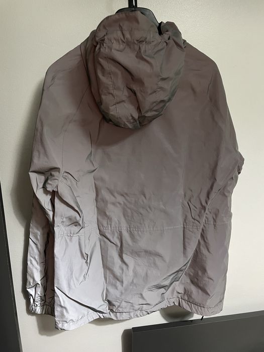 Casaco impermeável que muda de lado