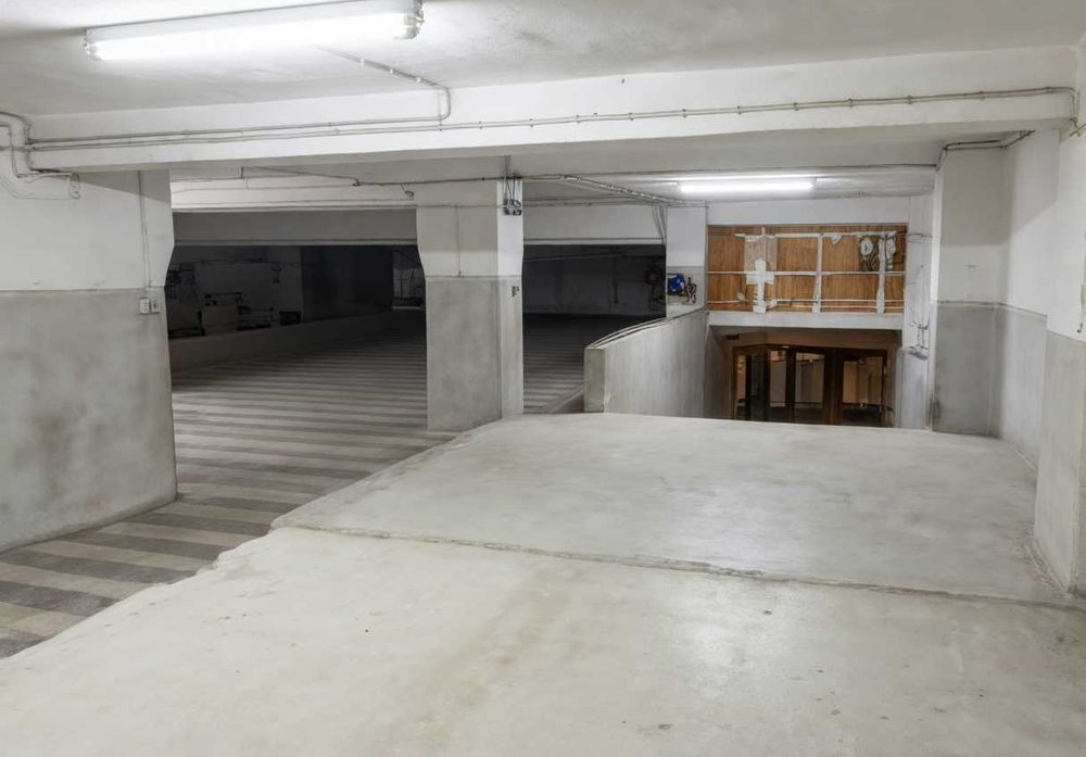 Armazém logístico com 1.024 m² em São Domingos de Benfica, Lisboa