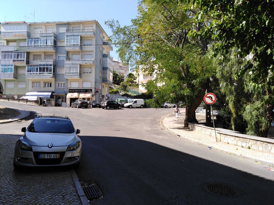 Vende-se T2 na Rua Nuno Goncalves,13, Mercês Mem Martins