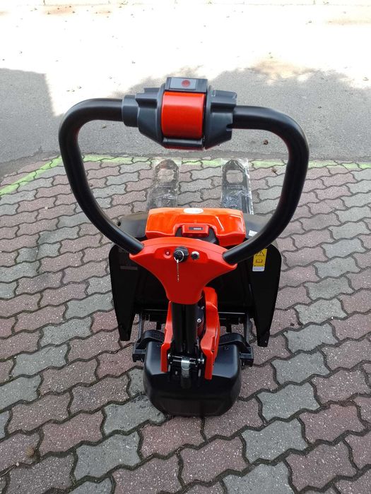 Paleciak F4 1500 kg  krótkie widły L-1000