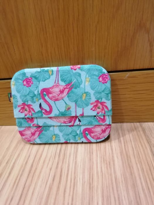 Carteira com desenho de flamingos
