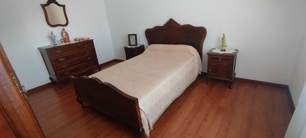 Quarto Completo Antigo em Madeira Maciça – Roupeiro, Cama, Cómoda e Mesas de Cabeceira