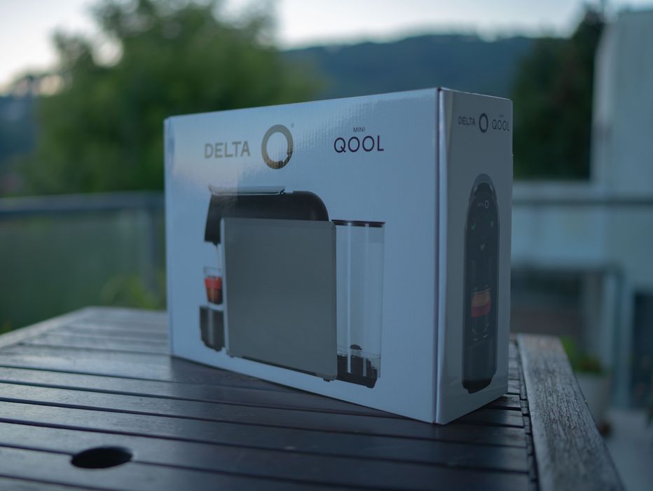 Máquina de Café DELTA Q Mini Qool Cinzenta + 12 CAPSULAS DE OFERTA