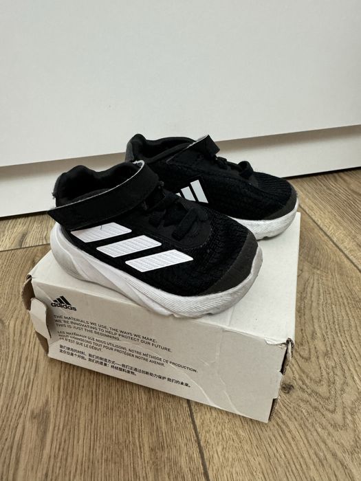 Кросівки адідас для перших кроків