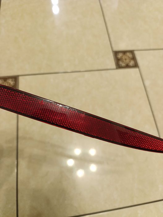 Оригінальний катафот відбивач на Tesla Y